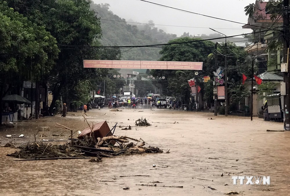 Nguyên nhân lũ quét là do mưa lớn, nước từ thượng nguồn các xã Tây Sơn, Tà Cạ (huyện Kỳ Sơn) đổ về. Ảnh: Tá Chuyên - TTXVN