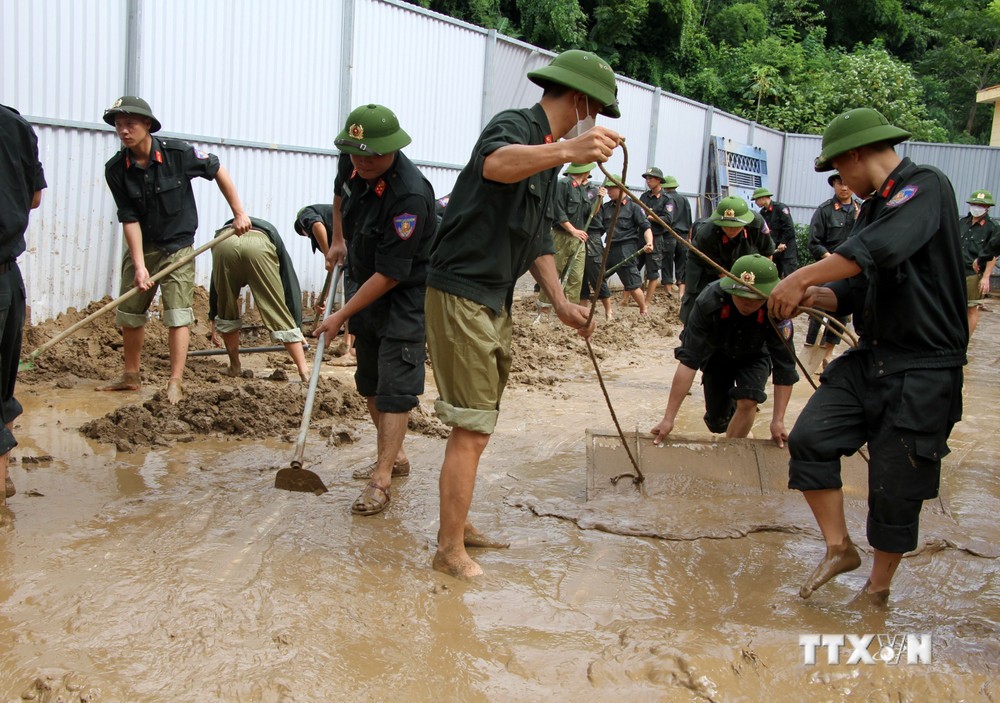 Đến thời điểm hiện tại huyện Kỳ Sơn đã huy động hơn 600 cán bộ, chiến sĩ phục vụ công tác khắc phục hậu quả lũ quét. Ảnh: Văn Tý-TTXVN