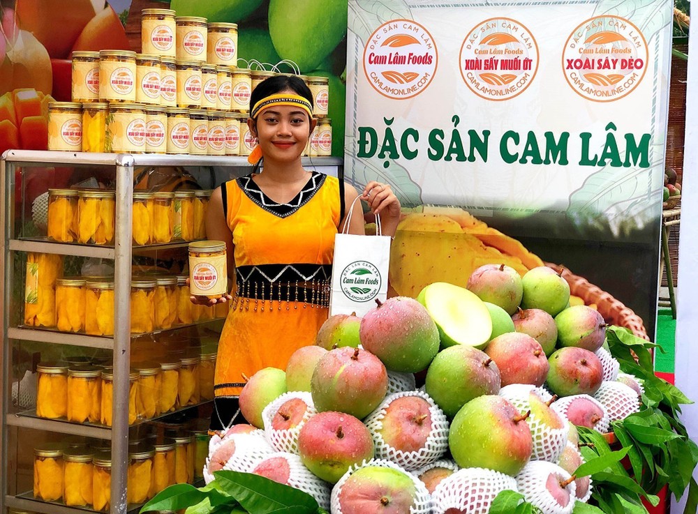 Đặc sản Cam Lâm của nhóm bạn trẻ khởi nghiệp sáng tạo ở huyện Cam Lâm không chỉ được bán qua kênh thương mại điện tử mà được xúc tiến bán hàng ở nhiều hội chợ nông sản, hàng hóa của tỉnh Khánh Hòa. Ảnh: TTXVN phát