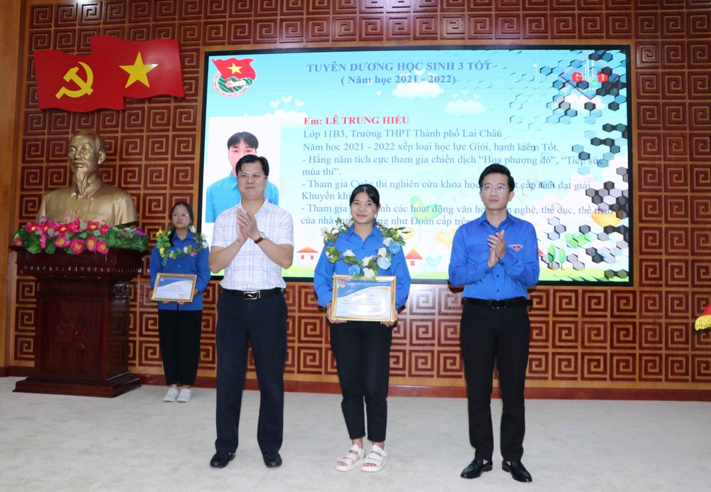 Tỉnh đoàn Lai Châu tuyên dương “học sinh 3 tốt” cấp tỉnh năm 2022. Ảnh: Đinh Thùy-TTXVN