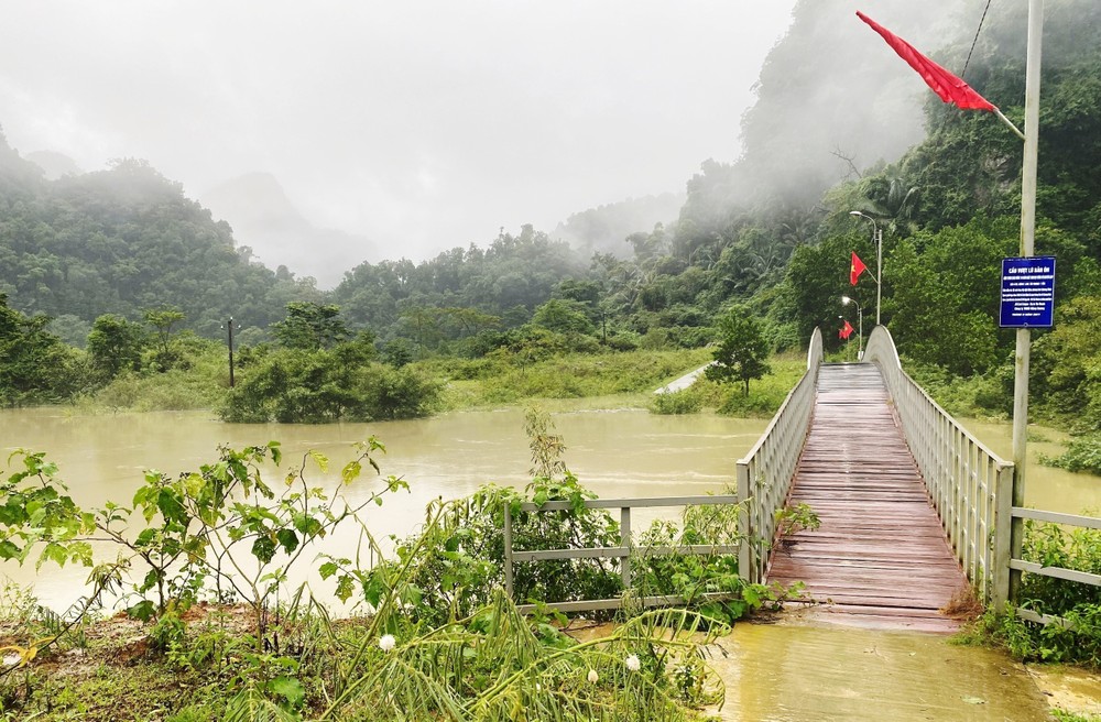 Mưa lớn khiến nước sông ở khu vực xã Thượng Hóa, huyện Minh Hóa, Quảng Bình dâng cao, gây ngập lụt. Ảnh: TTXVN phát