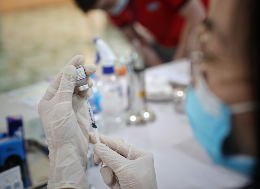 Cán bộ y tế Trung tâm Y tế các khu công nghiệp tỉnh Bắc Giang tiêm vaccine phòng COVID-19 cho người lao động. Ảnh: Danh Lam-TTXVN