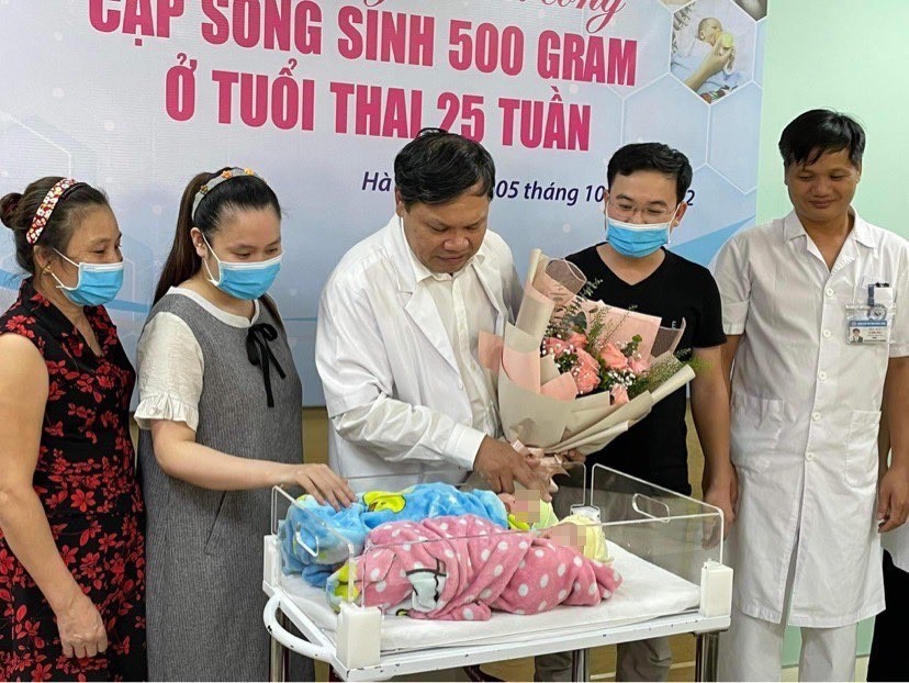 Bệnh viện Phụ sản Trung ương nuôi sống cặp song sinh chào đời ở tuần thứ 25 chỉ nặng 500g