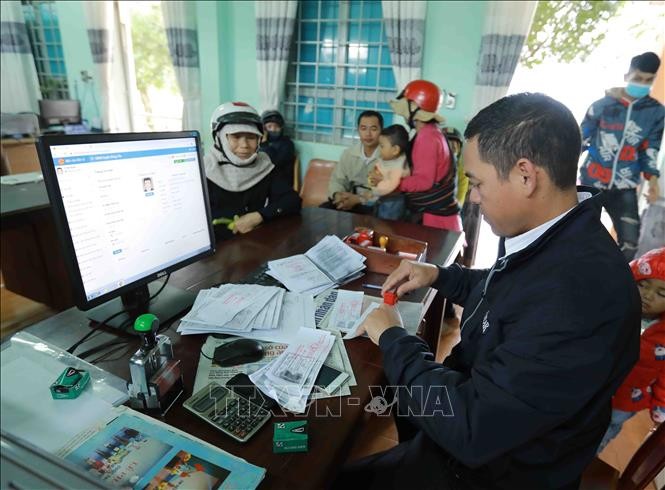 Làm thủ tục khám bệnh cho người dân có thẻ bảo hiểm y tế tại Trạm y tế xã Ea Knuếc (huyện Krông Pắk). Ảnh: Vũ Sinh - TTXVN