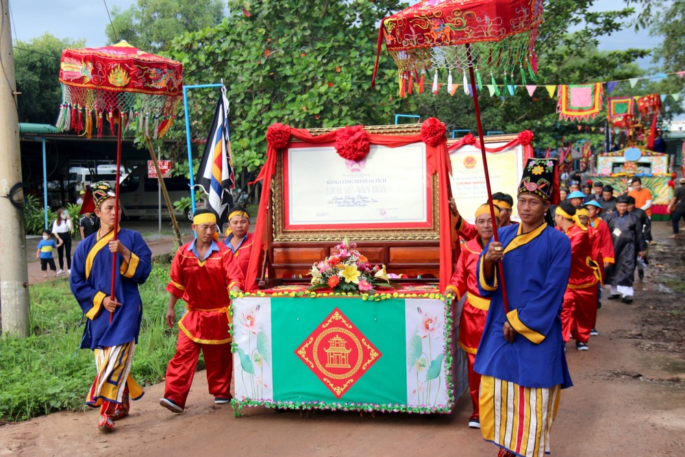 Lễ hội Dinh Thầy Thím thu hút đông đảo khách hành hương