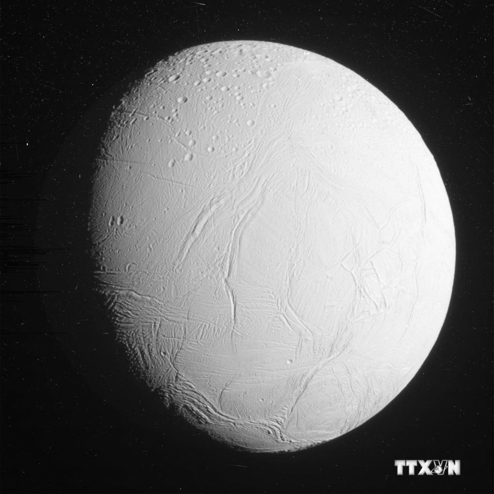 Hình ảnh vệ tinh Enceladus do Cơ quan Hàng không và vũ trụ Mỹ (NASA) công bố ngày 30/10/2015. Ảnh: AFP/ TTXVN