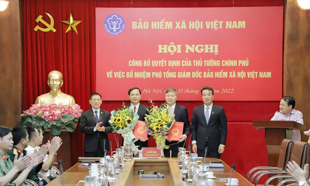 Lãnh đạo Bộ Tài chính, Bảo hiểm xã hội Việt Nam trao quyết định của Thủ tướng Chính phủ cho 2 tân Phó Tổng Giám đốc BHXH Việt Nam. Ảnh: laodong.vn
