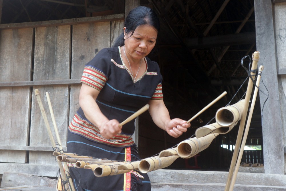 Nghệ nhân Y Trieng ở thị trấn Đăk Rve, huyện Kon Rẫy (Kon Tum) đánh đàn T’rưng. Ảnh: Khoa Chương - TTXVN