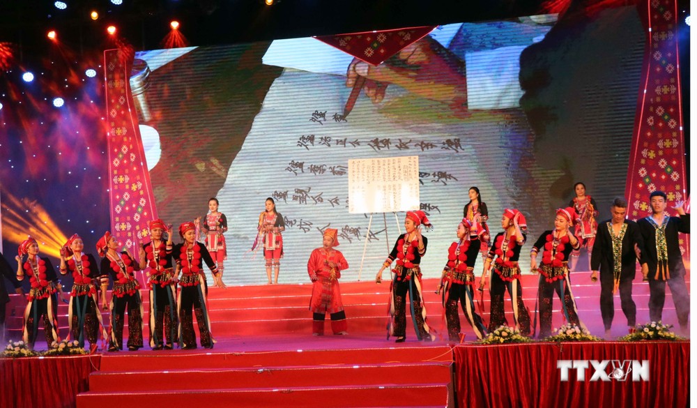 Tiết mục biểu diễn nghệ thuật tại Lễ bế mạc Ngày hội Văn hóa dân tộc Dao toàn quốc lần thứ II. Ảnh: Quân Trang - TTXVN