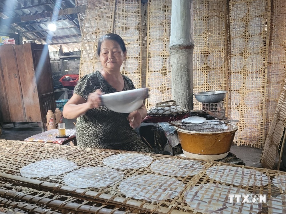 Gắn bó cả cuộc đời với nghề làm bánh tráng, bà Phan Thị Nhung (xã An Ngãi, huyện Long Điền) mong muốn làng nghề sẽ trở thành điểm du lịch cộng đồng để những người bám nghề sẽ có thêm thu nhập. Ảnh: Hoàng Nhị - TTXVN