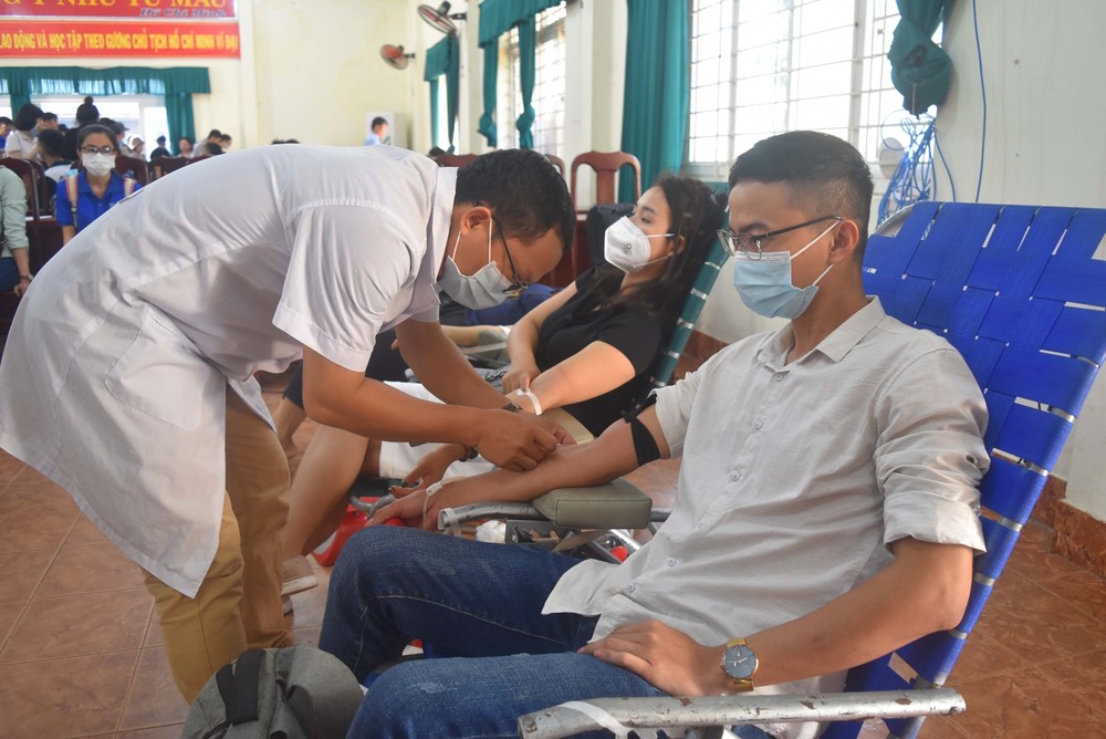 Các tình nguyện viên hiến máu chia giọt máu đào, trao niềm hy vọng cho những người có nhu cầu về máu. Ảnh: Nguyên Dung – TTXVN