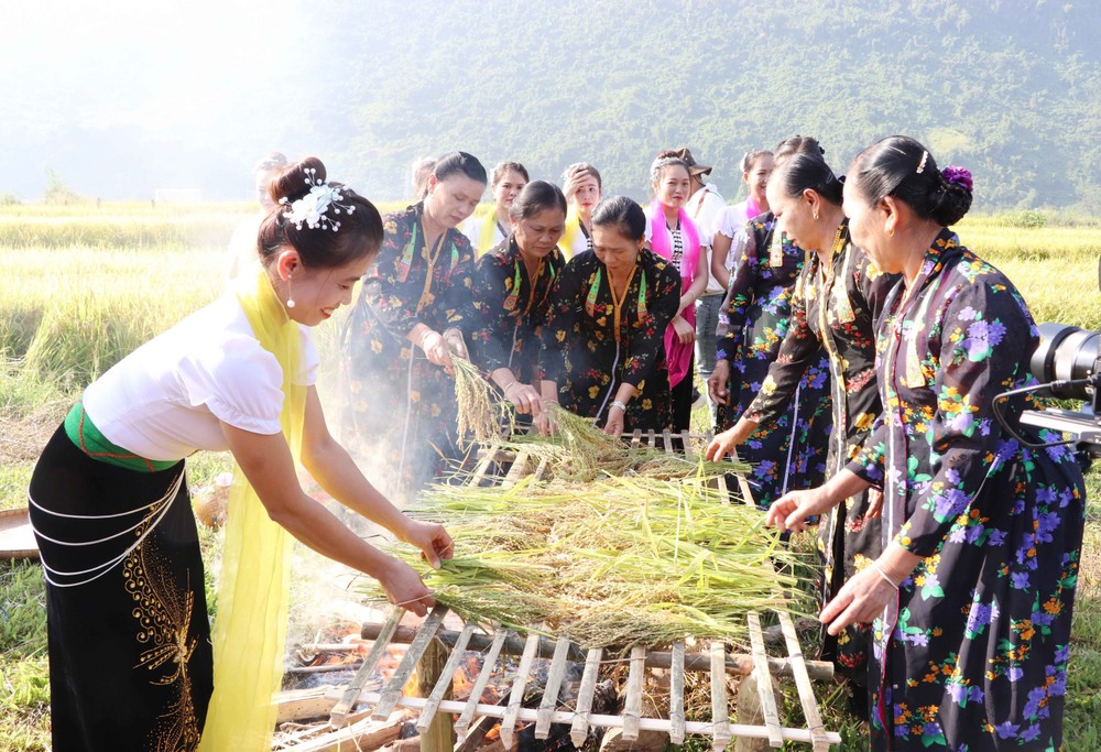 Về Lai Châu dự lễ hội Kin lẩu khẩu mẩu của đồng bào dân tộc Thái ảnh 2