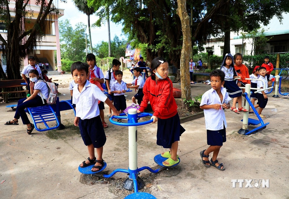 Học sinh người dân tộc Khmer vui chơi trong sân trường Hòa Đông, xã Hòa Hiệp, huyện Tân Biên. Ảnh: Hồng Đạt - TTXVN