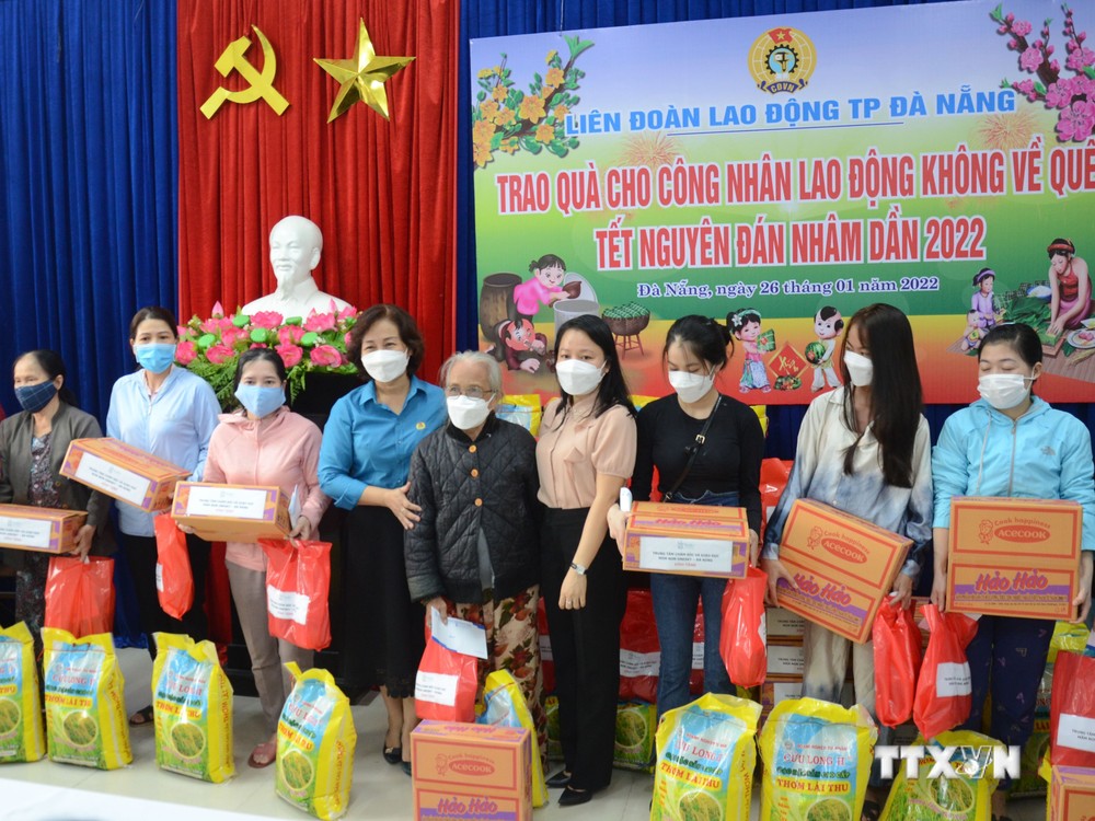 Liên đoàn Lao động thành phố Đà Nẵng trao quà Tết cho người lao động không về quê ăn Tết Nhâm Dần 2022 tại quận Liên Chiểu. Ảnh: Quốc Dũng - TTXVN