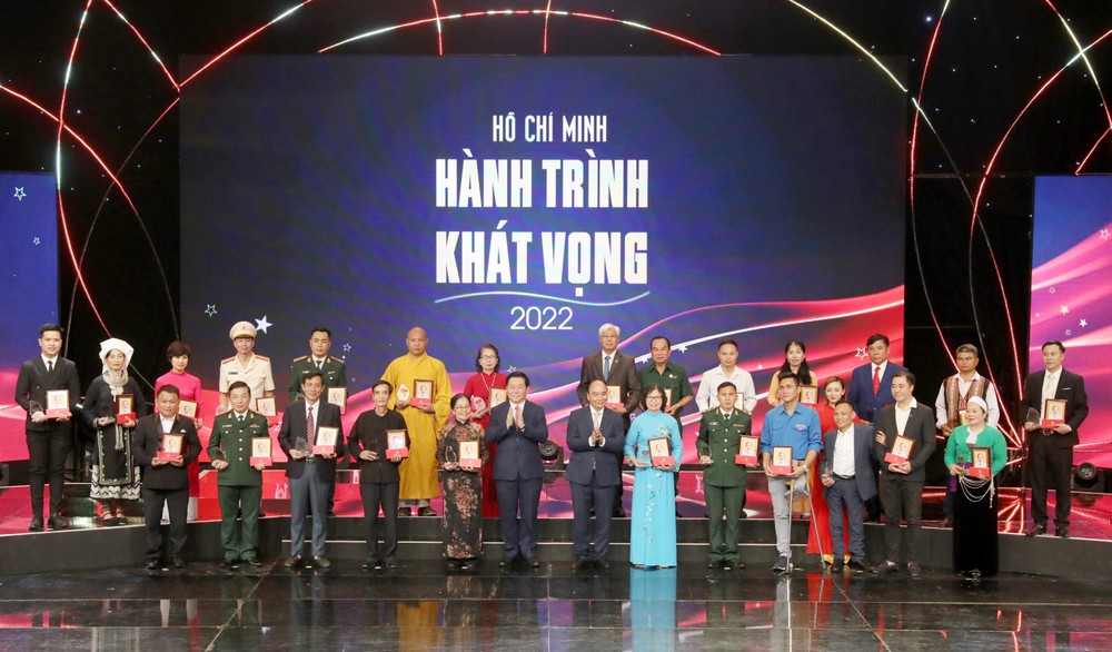 Chủ tịch nước dự Chương trình "Hồ Chí Minh - Hành trình khát vọng 2022"