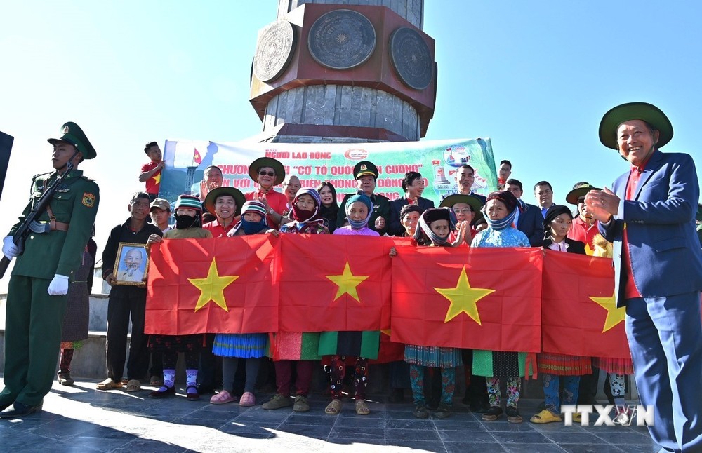Trao cờ Tổ quốc tặng cán bộ, chiến sỹ Biên phòng và nhân dân khu vực biên giới Hà Giang