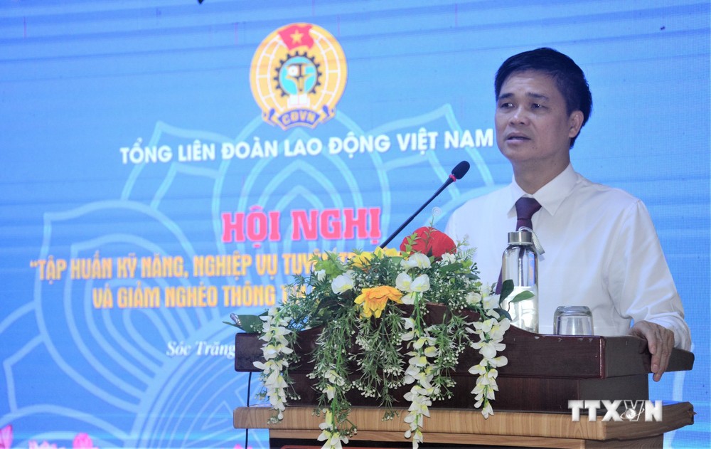 Ông Ngọ Duy Hiểu, Phó Chủ tịch Tổng Liên đoàn Lao động Việt Nam phát biểu chỉ đạo tại Hội nghị tập huấn. Ảnh: Nhật Bình - TTXVN