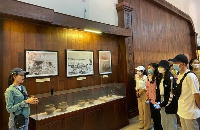 Khách du lịch tham quan Nhà trưng bày Văn hóa Sa Huỳnh. Ảnh: baoquangngai.vn