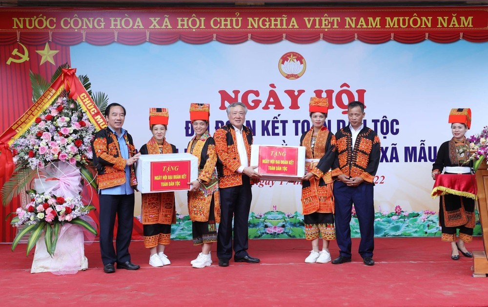 Ủy viên Bộ Chính trị Nguyễn Hòa Bình dự Ngày hội Đại đoàn kết toàn dân tộc tại Lạng Sơn