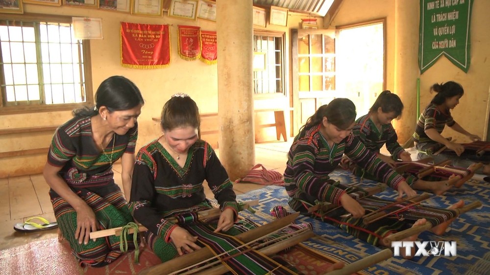 Để gìn giữ bản sắc văn hóa không bị mai một và cải thiện thu nhập cho đồng bào dân tộc thiểu số, thời gian qua, tỉnh Đắk Nông đã tạo nhiều điều kiện để mở các lớp dạy nghề dệt thổ cẩm cho phụ nữ các buôn làng. Ảnh: TTXVN phát