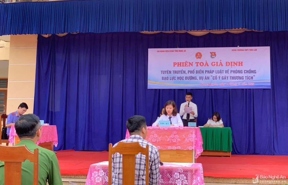 Phiên tòa giả định về tuyên truyền, phổ biến pháp luật phòng chống bạo lực học đường ở Trường THPT Thái Lão. Ảnh: baonghean.vn