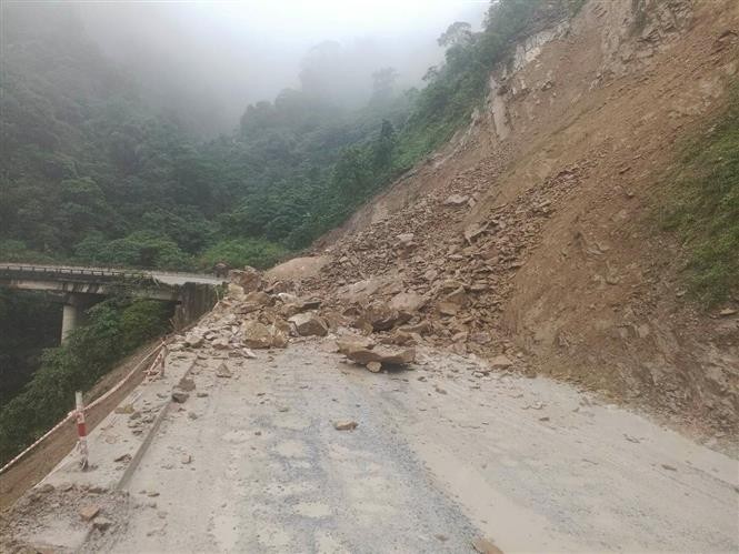Hà Tĩnh: Mưa lớn gây sạt lở đất đá, ách tắc trên Quốc lộ 8A