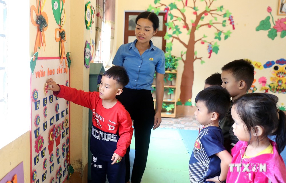 Một giờ học của cô và trò tại điểm trường Thi, Trường mầm non Chiềng Ken, huyện Văn Bàn (tỉnh Lào Cai). Ảnh: Quốc Khánh - TTXVN