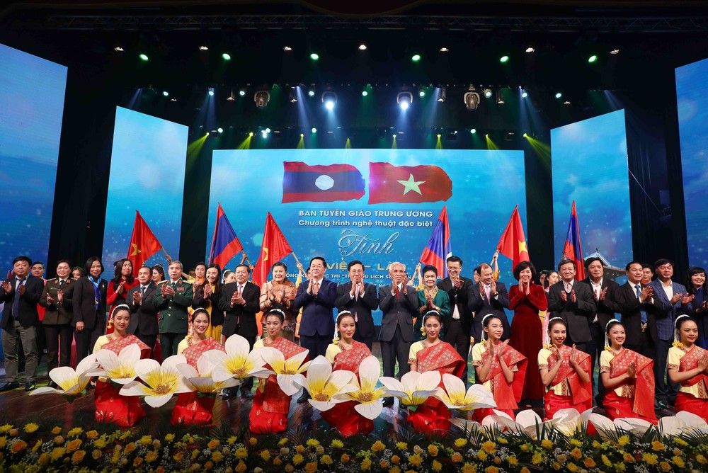 Phó Thủ tướng Thường trực Phạm Bình Minh với các đại biểu tại Chương trình nghệ thuật đặc biệt "Tình Việt - Lào". Ảnh: Phạm Kiên – TTXVN