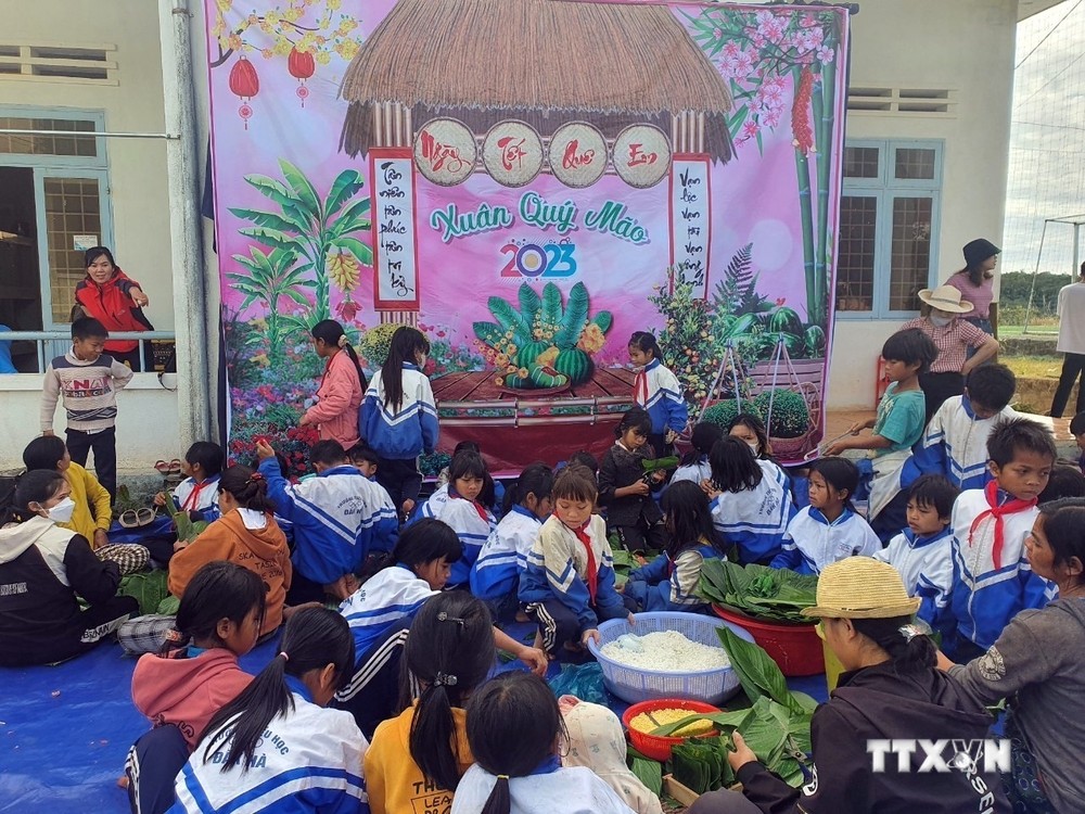 Trường Tiểu học Đăk Hà ở huyện Tu Mơ Rông (Kon Tum) tổ chức cho học sinh trải nghiệm gói bánh chưng, bánh tét nhân dịp Tết Nguyên đán Quý Mão 2023. Ảnh: Khoa Chương - TTXVN