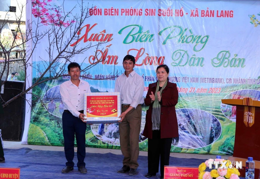 Bí thư Tỉnh ủy Lai Châu Giàng Páo Mỷ tặng quà Tết cho Đảng bộ bản Nà Đoong. Ảnh: Quý Trung - TTXVN