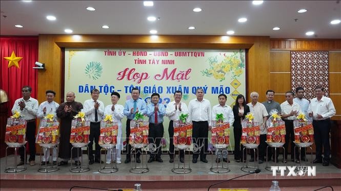 Tỉnh ủy, Hội đồng nhân dân, Ủy ban nhân dân, Ủy ban Mặt trận Tổ quốc Việt Nam tỉnh Tây Ninh tặng quà cho các chức sắc tôn giáo và người có uy tín dân tộc thiểu số. Ảnh: Thanh Tân - TTXVN