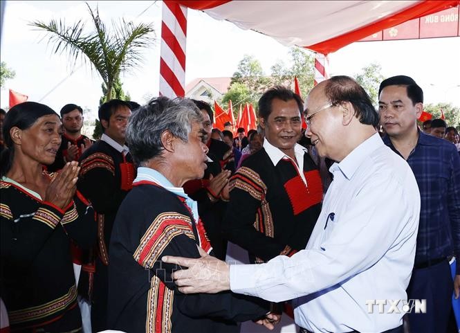 Chủ tịch nước Nguyễn Xuân Phúc thăm, tặng quà người có hoàn cảnh khó khăn tại Đắk Lắk