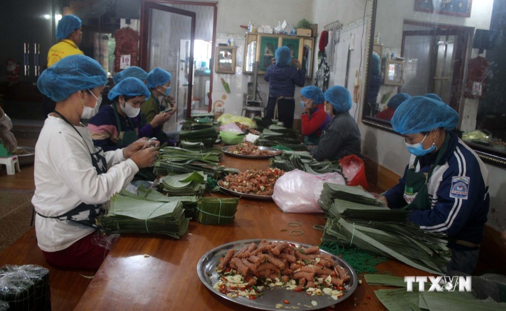 Công nhân Cơ sở sản xuất nem chua cao cấp Hưng Anh, huyện Yên Định đang tăng gia sản xuất để có hàng bán vụ tết. Ảnh: Nguyễn Nam-TTXVN