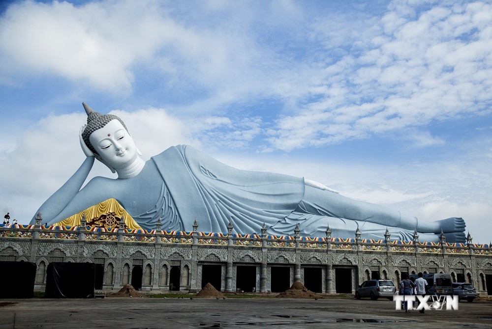 Tượng Phật Thích Ca nhập niết bàn lớn nhất tại Việt Nam trong khuôn viên chùa Som Rong (phường 5, thành phố Sóc Trăng, tỉnh Sóc Trăng). Ảnh: Hồng Đạt - TTXVN
