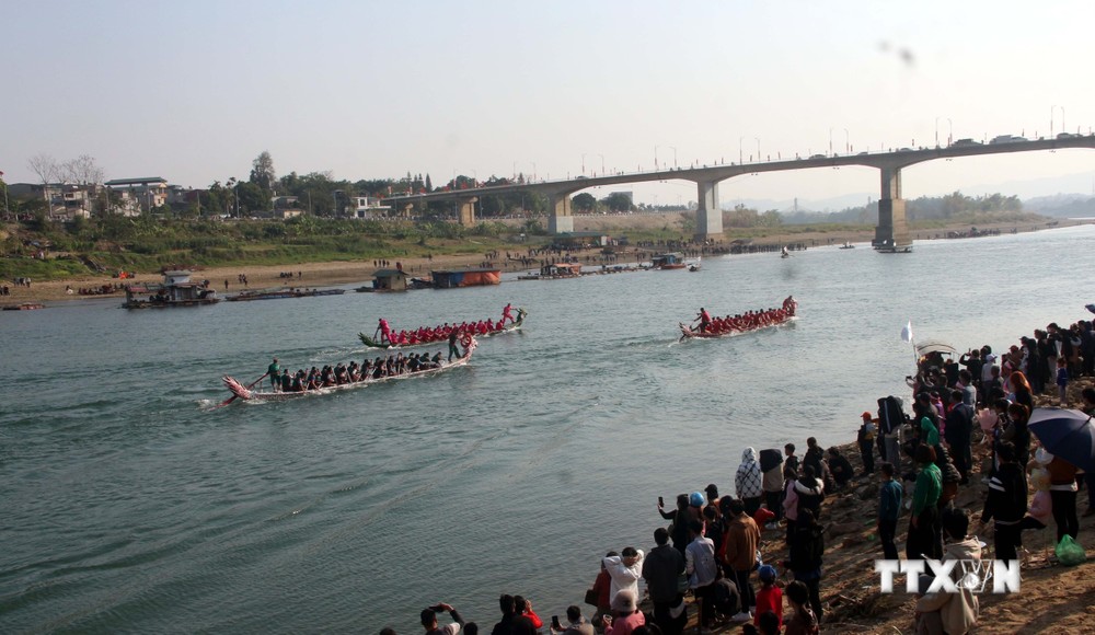 Tuyên Quang: Nô nức hội đua thuyền trên sông Lô