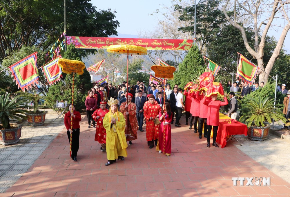 Các đại biểu lãnh đạo thành phố Lai Châu và nhân dân trong, ngoài tỉnh Lai Châu chuẩn bị dâng hương tại đền thờ Vua Lê Lợi. Ảnh: Đinh Thùy-TTXVN