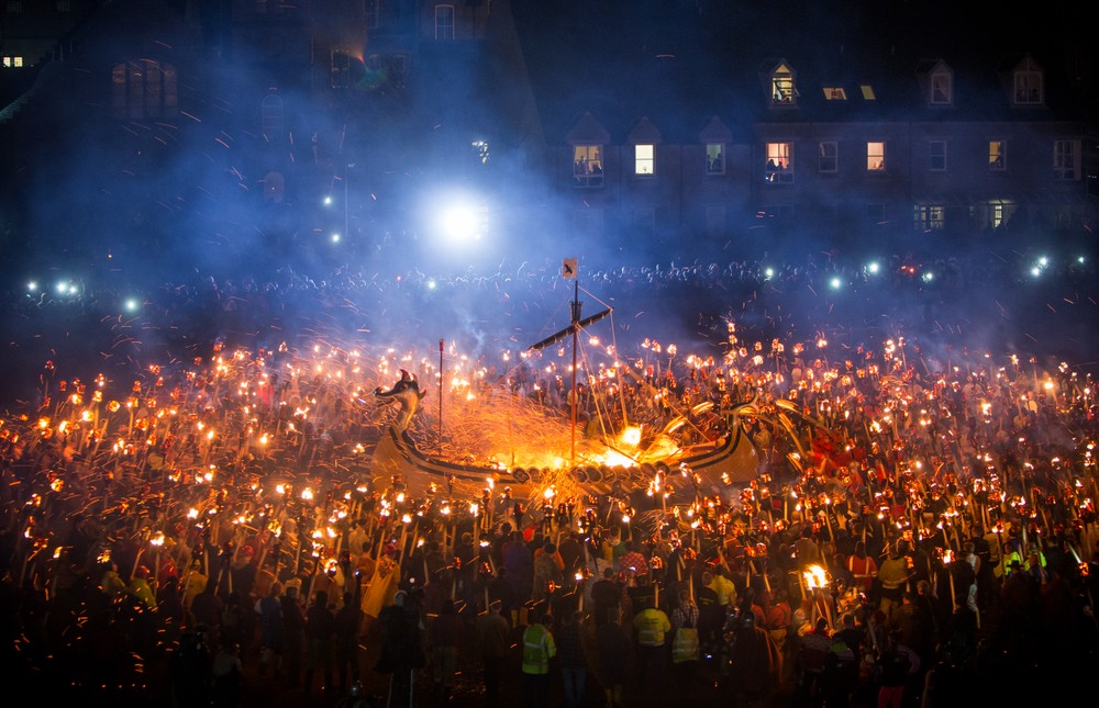 Màn đốt thuyền Viking rực trời trong lễ hội Up Helly Aa. Ảnh: shetland.org