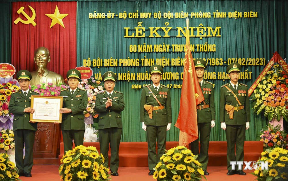 Trao tặng Huân chương Chiến công hạng Nhất cho Bộ đội Biên phòng tỉnh Điện Biên. Ảnh: Xuân Tư - TTXVN