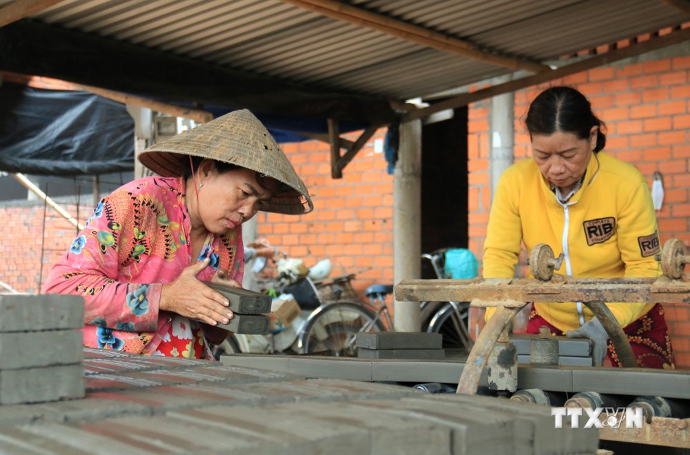 Người dân xã Mỹ Phước, huyện Mang Thít, tỉnh Vĩnh Long làm việc ở các cơ sở sản xuất gạch truyền thống. Ảnh: Lê Thúy Hằng - TTXVN