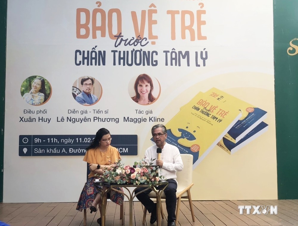 Tiến sĩ Lê Nguyên Phương, người hiệu đính cuốn sách, chia sẻ về vấn đề chấn thương tâm lý ở trẻ. Ảnh: Thu Hoài - TTXVN