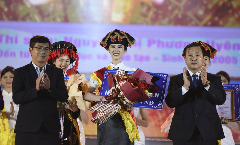 Nguyễn Thị Phương Uyên đăng quang Người đẹp Hoa Ban 2023