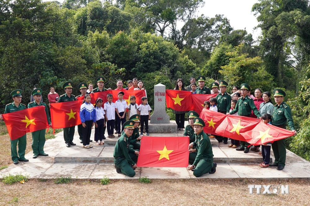 Trao tặng 10.000 lá cờ Tổ quốc cho huyện biên giới Tuy Đức (Đắk Nông)