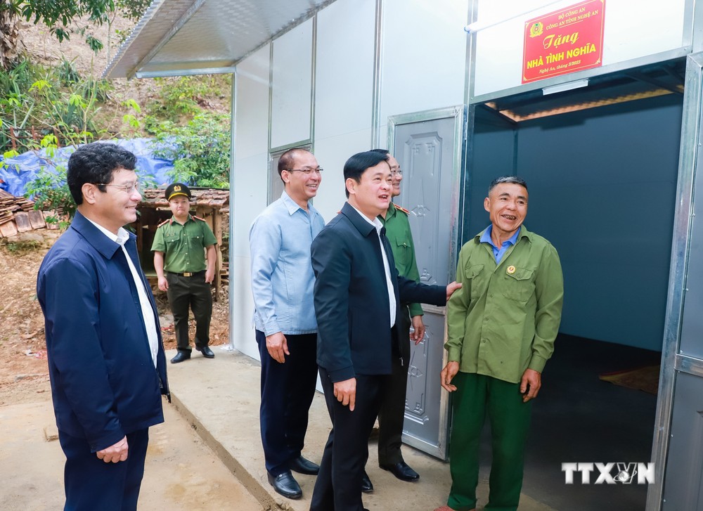 Đồng chí Thái Thanh Quý, Bí thư Tỉnh ủy Nghệ An thăm hỏi hoàn cảnh người dân huyện Kỳ Sơn vừa nhận nhà ở của chương trình. Ảnh: TTXVN phát