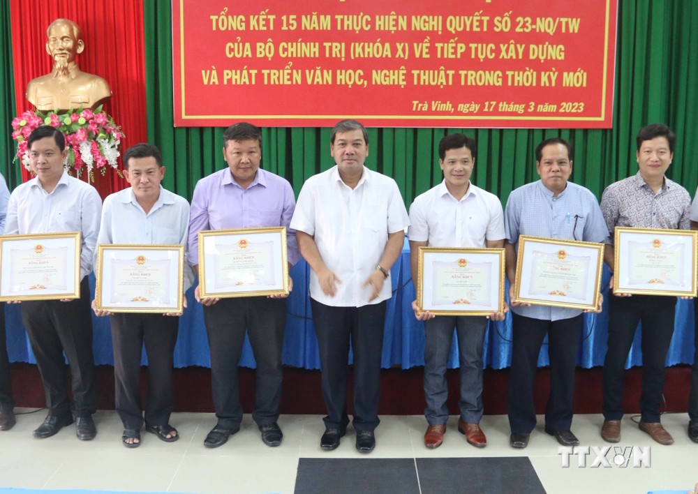 Đại diện các tập thể nhận Bằng khen của Chủ tịch UBND tỉnh Trà Vinh vì có thành tích xuất sắc trong thực hiện Nghị quyết số 23-NQ/TW. Ảnh: Thanh Hòa - TTXVN