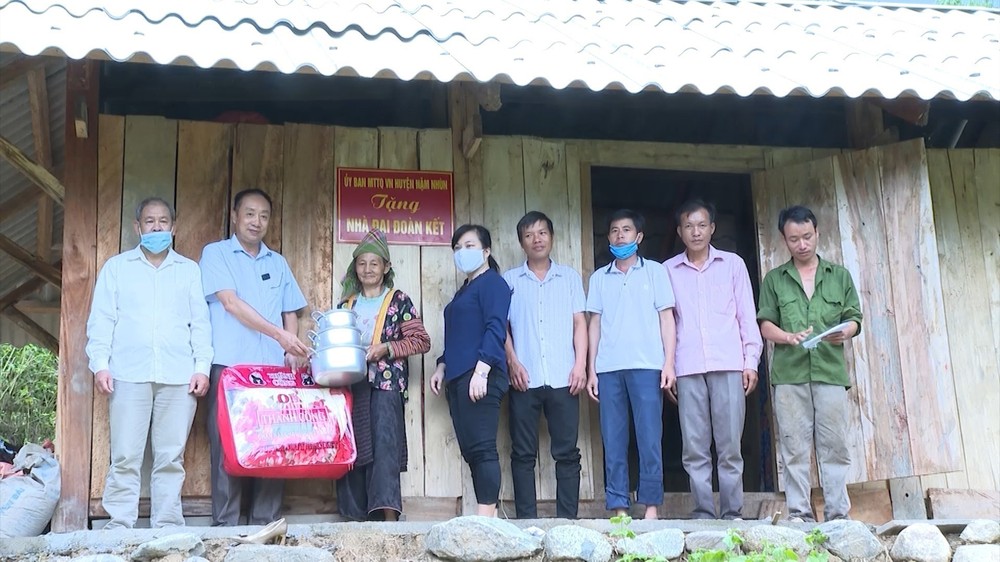 Trao nhà “Đại đoàn kết” cho hộ nghèo trên địa bàn tỉnh Lai Châu. Ảnh: TTXVN phát