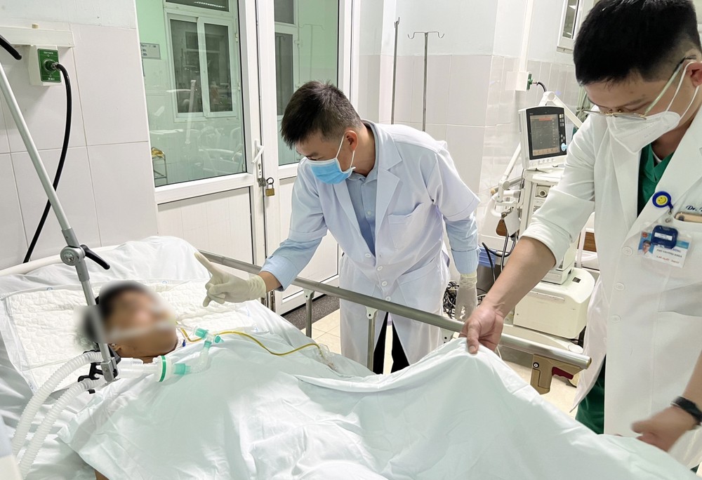  Các bác sĩ Bệnh viện Chợ Rẫy, Thành phố Hồ Chí Minh hỗ trợ điều trị cho các Bệnh nhân ngộ độc Botulinum tại Bệnh viện Đa khoa Khu vực Bắc Quảng Nam. Ảnh: TTXVN