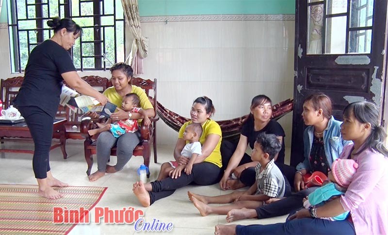 Tuyên truyền về nạn tảo hôn và hôn nhân cận huyết tới đồng bào dân tộc thiểu số tỉnh Bình Phước. Ảnh: baobinhphuoc.com.vn