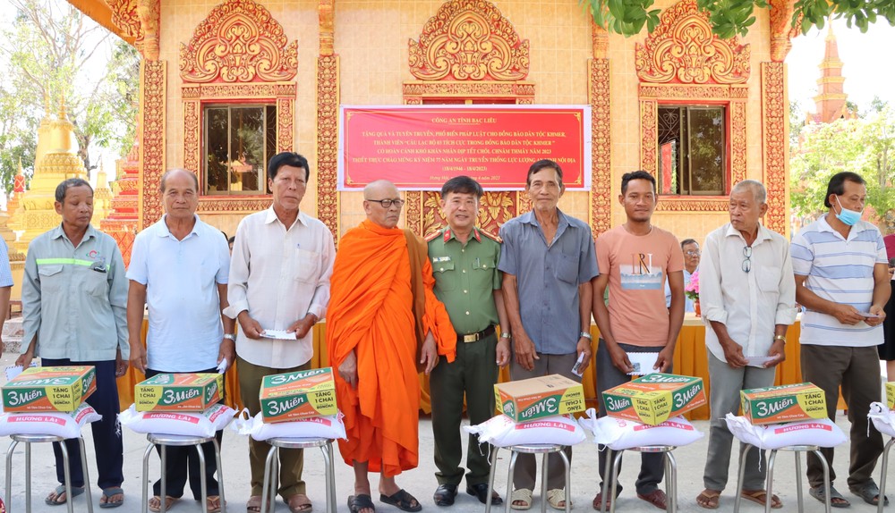 Bạc Liêu: Tặng quà cho đồng bào dân tộc Khmer nhân dịp Tết cổ truyền Chôl Chnăm Thmây 2023
