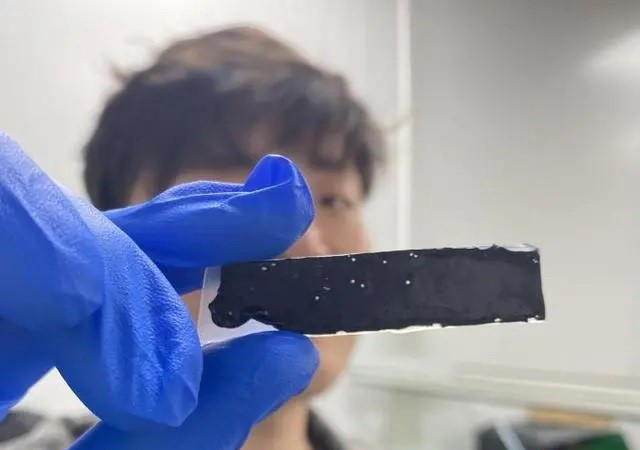 Da điện tử dạng gel mềm có hình dạng giống miếng băng dính. Nguồn: China News