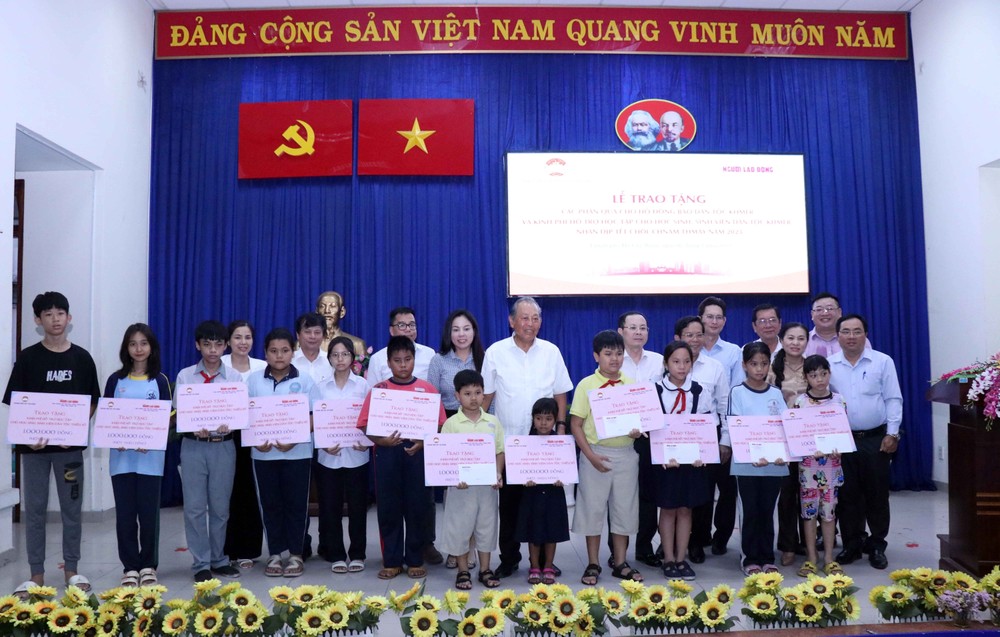 Thành phố Hồ Chí Minh: Tặng quà cho đồng bào Khmer nhân dịp Tết cổ truyền Chol Chnam Thmey